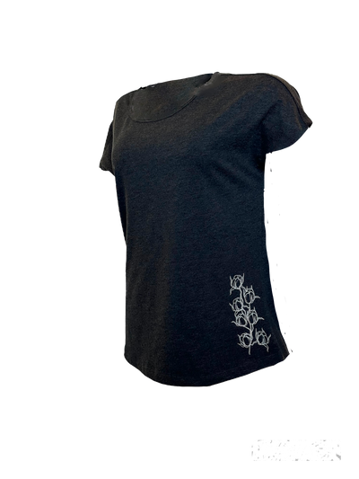 T-shirt gris en coton biologique col rond avec un imprimé de fleur de coton au bas sur le coté gauche.