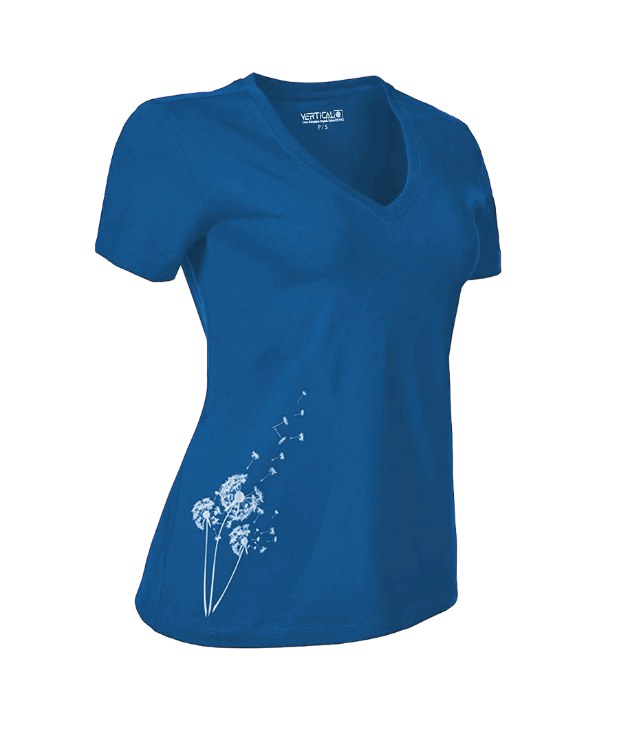 T-shirt bleu col V en coton biologique avec un imprimé de pissenlit au bas coté droit.