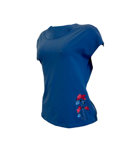 T-shirt bleu en coton biologique avec un imprimé fleurs au bas coté gauche.