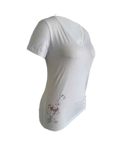 T-shirt blanc en coton biologique avec un imprimé fleurs et oiseaux au bas coté droit.