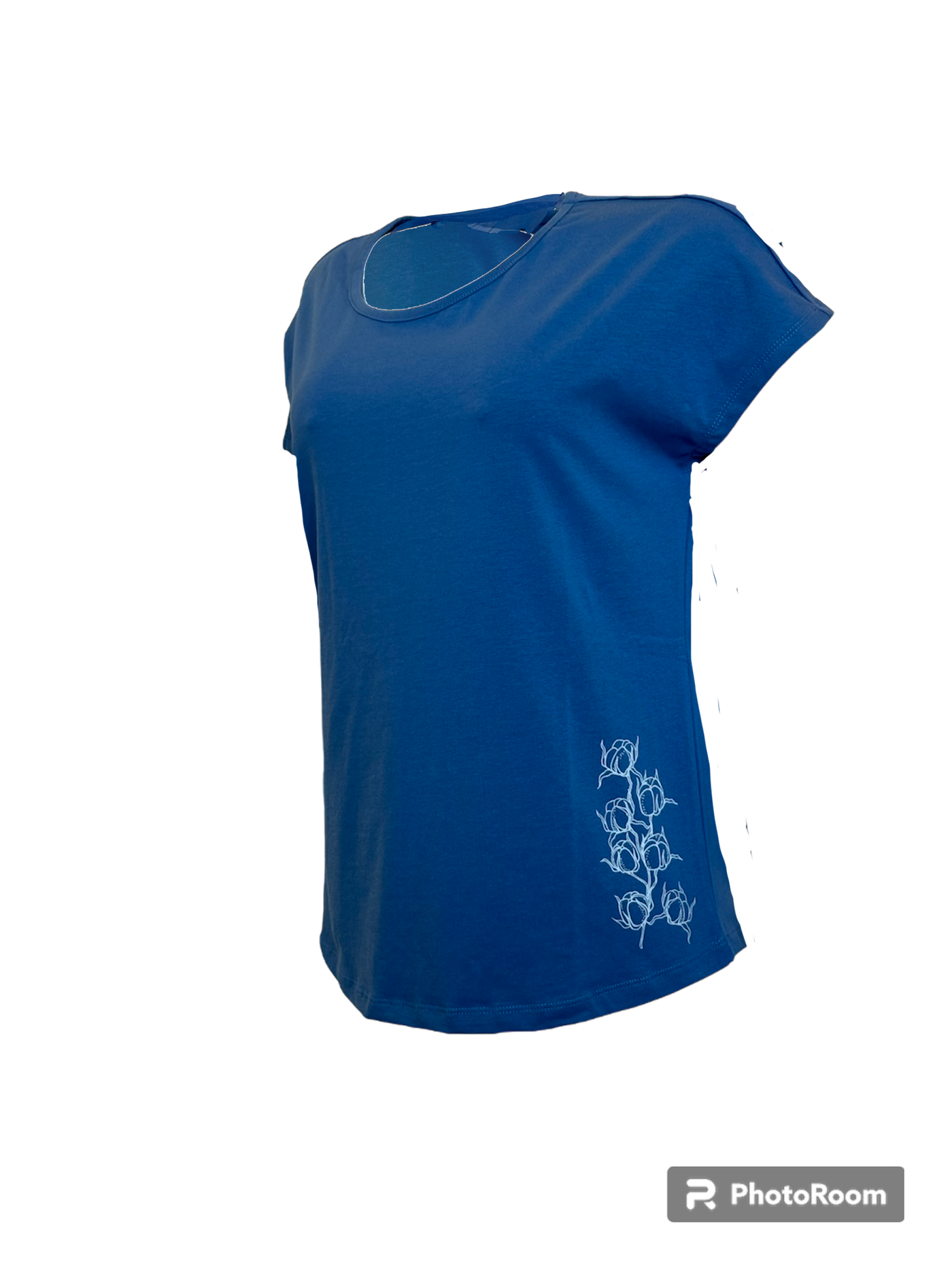 T-shirt bleu coton biologique col rond avec un imprimé de fleur de coton au bas sur le coté gauche.