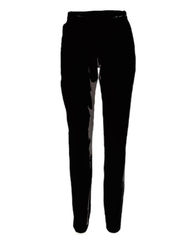 Un pantalon noir extensible pour femme avec taille élastique avec cordon d'ajustement et élastique su bas de la jambe, idéal pour le voyage