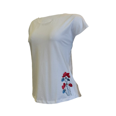 T-shirt blanc col rond en coton biologique avec un imprimé fleurs au bas coté gauche.
